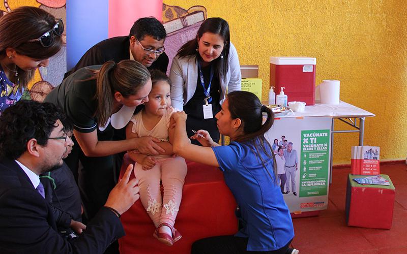 En compañía de autoridades niñas y niños del Tamarugal fueron vacunados contra la Influenza