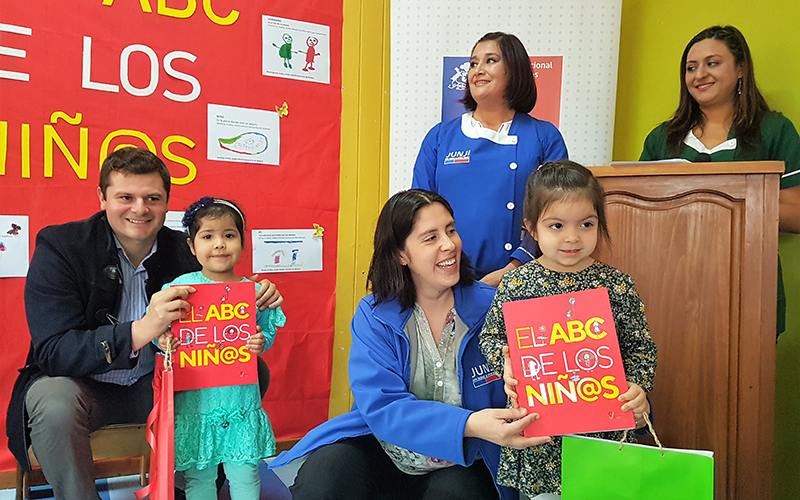 Lanzan diccionario que muestra el mundo desde la mirada de niñas y niños en Los Ríos