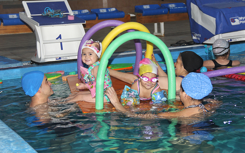 Niñas y niños de “Caperucita Roja” aprenden a nadar