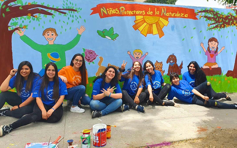 Universitarios Pintan mural con historia de jardín “Hijos de la Tierra” de Concepción