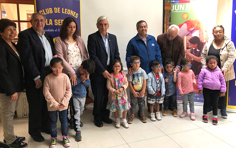 Niñas y niños de jardines de La Serena reciben sus primeros lentes ópticos
