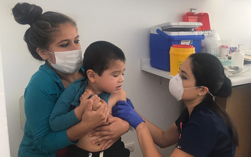 Párvulos reciben vacuna para prevenir influenza en sus propios jardines infantiles
