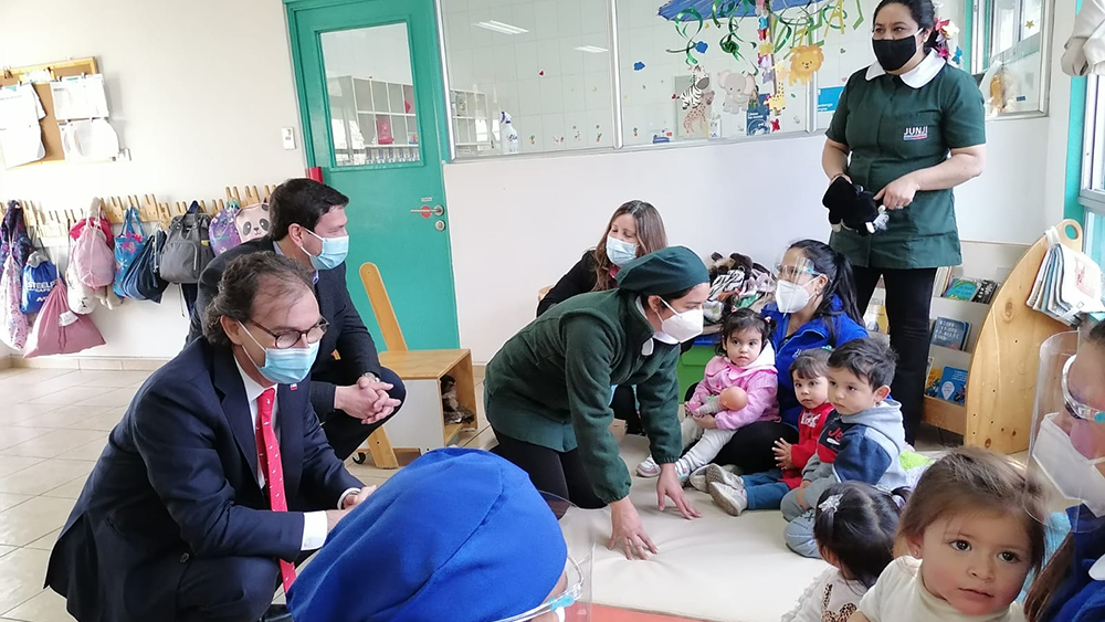 Ministro de Educación visita jardín Junji de la región Metropolitana
